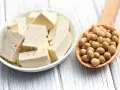 Kostki tofu w misce i łyżka pełna soi. Tofu co to? To produkt z soi, idealny do wegańskich dań.