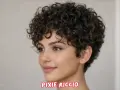Tagli capelli corti ricci sbarazzini, un pixie cut voluminoso e definito che incornicia il viso con naturalezza.