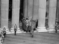 Porteurs militaires transportent le cercueil de Winston Churchill, un événement marquant la fin de sa vie, de quoi est mort Winston Churchill ? La question reste.