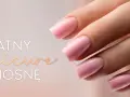 Delikatny manicure na wiosnę w pastelowych, naturalnych kolorach. Dłonie zdobi złoty pierścionek.
