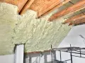 Piana pur na poddaszu, lepsza niż wełna. Izolacja dachu pianką poliuretanową.