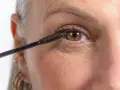 Application de mascara sur des cils. On se demande combien de temps dure un mascara avant de devoir le remplacer.
