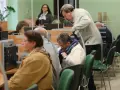 W urzędzie siedzą ludzie, szukają pracy dla emeryta.