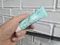 Dłoń trzyma tubkę serum niacynobaza 25%. Wiele pozytywnych opinii o tym produkcie.