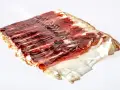 Dünn geschnittener, aromatischer Schinken vom Angler Sattelschwein. Das Fleisch ist dunkelrot mit feinen Fettäderchen und einem weißen Fettrand.