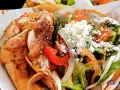 Kebab z kurczakiem w bułce z warzywami i serem feta.