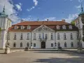 Pałac w Nieborowie, z jego barokową architekturą i zielonymi kopułami, kryje wiele ciekawostek.