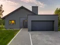 Casa moderna con tetto spiovente e garage, perfetta per un progetto di pitturare esterno casa. Il grigio antracite dona un aspetto elegante.
