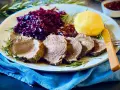 Saftiger Rinderbraten, serviert mit Rotkohl und Klößen – ein köstliches rinderbraten rezept für ein Festmahl.