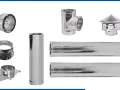 Componenti per il tiraggio stufa a pellet: tubi, curve, cappello e staffa a muro in acciaio inox lucido.
