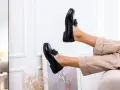 Czarne lakierowane mokasyny z ozdobnym detalem to idealne buty do cygaretek. Stylowe i wygodne, dodadzą elegancji każdej stylizacji.