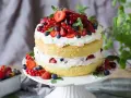Puszysty biszkopt przełożony kremem i owocami leśnymi. Idealny przepis na tort dla każdego.