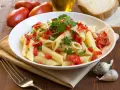 Penne z pomidorami i pietruszką. Jak przechowywać ugotowany makaron, by był świeży? Oto inspiracja na szybki posiłek.