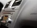 Armaturenbrett mit Lüftungsschlitzen und dem Schriftzug AIRBAG. Hier sieht man, wie man den beifahrer airbag ausschalten kann.