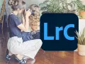 Fotografka robi zdjęcie, a obok logo Lightroom. Odkryj możliwości edycji zdjęć z Lightroom free.