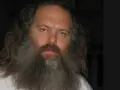 Porträt von Rick Rubin mit langem Haar und Bart, ein ikonischer Musikproduzent.