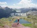 Vue panoramique des Pyrénées, avec des lacs d'altitude et une randonneuse. Parfait pour une randonnée boucle 4 jours Pyrénées.