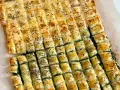 Stuzzichini sfiziosi con pasta sfoglia veloce, ripieni di spinaci e cosparsi di semi di chia. Perfetti per un aperitivo o una merenda golosa.