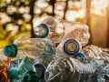 Stos plastikowych butelek czeka na recykling. Czy system kaucyjny za odpady budowlane na działce zostanie wprowadzony w 2026?