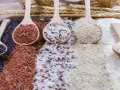 Cucharas de madera con arroz negro, rojo, integral y blanco, perfectos para tus recetas de arroz.