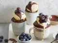 Schokoladiger Tassenkuchen mit Vanilleeis, Schokosauce und Blaubeeren. Ein schnelles Tassenkuchen Rezept für süße Momente.
