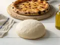 Świeże ciasto na pizzę, gotowa pizza, oliwa i ściereczka. Proste ciasto na pizzę zawsze wychodzi, a efekt jest pyszny!