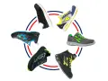 Cinque paia di scarpe sportive con diversi nomi modelli scarpe, disposte a cerchio su sfondo bianco.