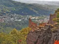 Ruiny zamku górują nad miasteczkiem w Baden-Baden, Niemcy. Wspaniały widok na zielone wzgórza i zabudowania.