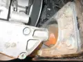 Zużyta poduszka silnika w Audi p1577. Widoczne pęknięcia gumy i metalowe elementy mocujące.
