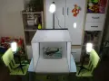 Domowy namiot bezcieniowy diy oświetla model samolotu. W tle regały z zabawkami i książkami.