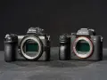 Dwie nowoczesne lustrzanki: Nikon z6 i Sony a7 III, stoją obok siebie na ciemnym tle.