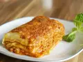 Pyszna, złocista lasagne na talerzu. Idealna na obiad, gdy masz ochotę na coś sycącego. Ten przepis na lasagne na pewno Ci się spodoba!