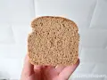 Kromka pysznego, domowego chleba graham na zakwasie, z widoczną strukturą miękiszu.