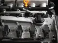 Silnik Volkswagena z widocznymi cewkami zapłonowymi. Błąd DTC P0030 może wskazywać na problem z sondą lambda.
