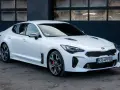 Biała Kia Stinger 3.3 prezentuje się dynamicznie. Zastanawiasz się nad jej spalaniem?