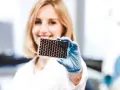 Naukowczyni prezentuje innowacyjne ogniwa perowskitowe o strukturze plastra miodu, kluczowe dla przyszłości energii słonecznej.