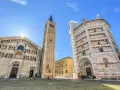 Piazza del Duomo a Parma, con il Battistero, il Duomo e il Campanile. Un luogo perfetto per visitare Parma e ammirare l'architettura romanica.