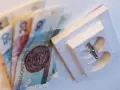 Polskie banknoty leżą obok gniazdka elektrycznego. Czy to symbolizuje rachunki za prąd? Billing co to?