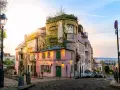 Charmante Gasse in Montmartre, Paris. Ein rosa Restaurant mit grünen Fensterläden. Tolle Paris Tipps für deinen nächsten Besuch!