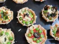 Mini pizze z groszkiem, oliwkami i serem, idealne na podwieczorek.
