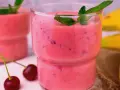Różowy koktajl z bananów i wiśni, ozdobiony miętą. Idealny pomysł, co zrobić z bananów, gdy masz ochotę na coś pysznego.