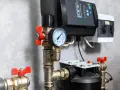 Zawór trójdrożny z manometrem, przed pompą, kontroluje przepływ w instalacji.