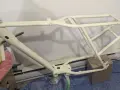 Nyligen sprayad cykelram i en ljusgul nyans, redo för nya äventyr.