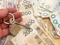 Klucz do domu na stosie banknotów 200 zł. Poznaj sekrety negocjacji z bankiem, jak obniżyć marżę kredytu hipotecznego w marcu 2026.