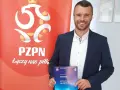 Trener z dyplomem UEFA Elite Youth A PZPN, pokazujący, co można trenować.