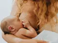 Ciepłe objęcia mamy, maluszek ssie pierś. Czas karmienia, bliskość i spokój, choć czasem pojawia się zastój w piersi.