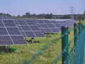 Campo de paneles solares capturando la luz del sol, demostrando las ventajas de la energía solar para un futuro sostenible.