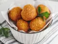 Knusprige Bitterballen, perfekt für ein leckeres Bitterballen Rezept. Serviert in einer Schüssel mit Petersilie.