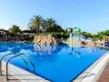 Basen w Estival Eldorado Resort z palmami i zjeżdżalniami wodnymi. Idealne miejsce na letni relaks.