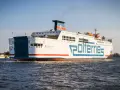Prom Mazovia Polferries płynie do Ystad. Statek z charakterystycznym kominem i niebieskim logo na burcie.